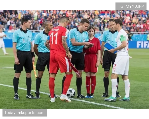 开球规则：可向任意方向，球被踢并移动才算在场上