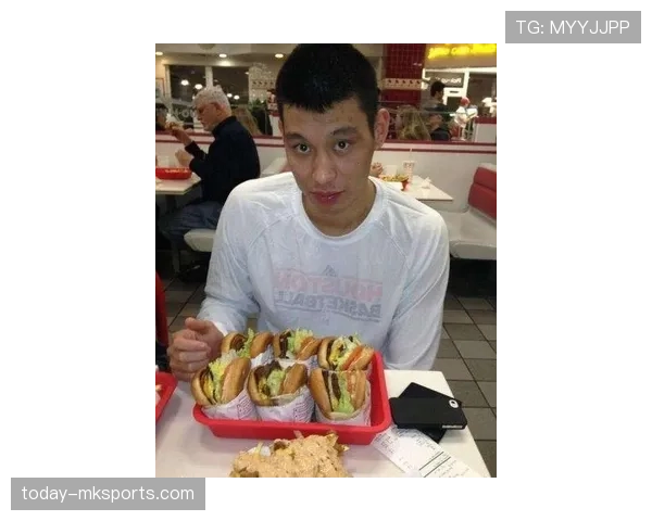贾一凡训练完直接啃鸡腿，这自律和放纵切换得也太丝滑了